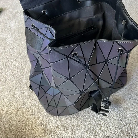 BESUURAN Geometric Luminous Holographic Reflective Backpack - Picture 10 of 13